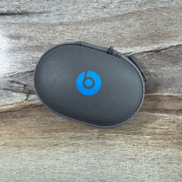 Beats earbud Bluetooth headphones . WORKING CONDITION - Picture 3 of 4